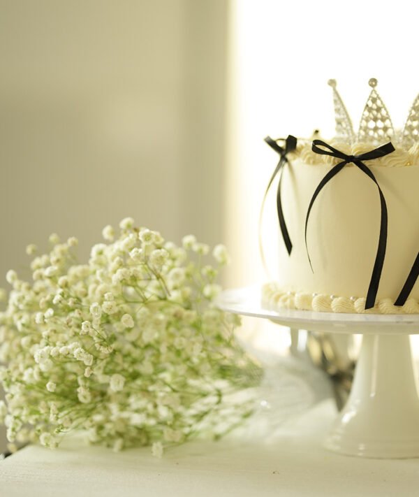 royal crown bento cake & baby’s breath bouquet
