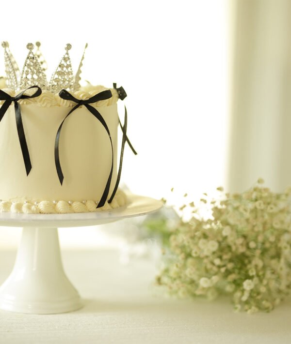 royal crown bento cake & baby’s breath bouquet